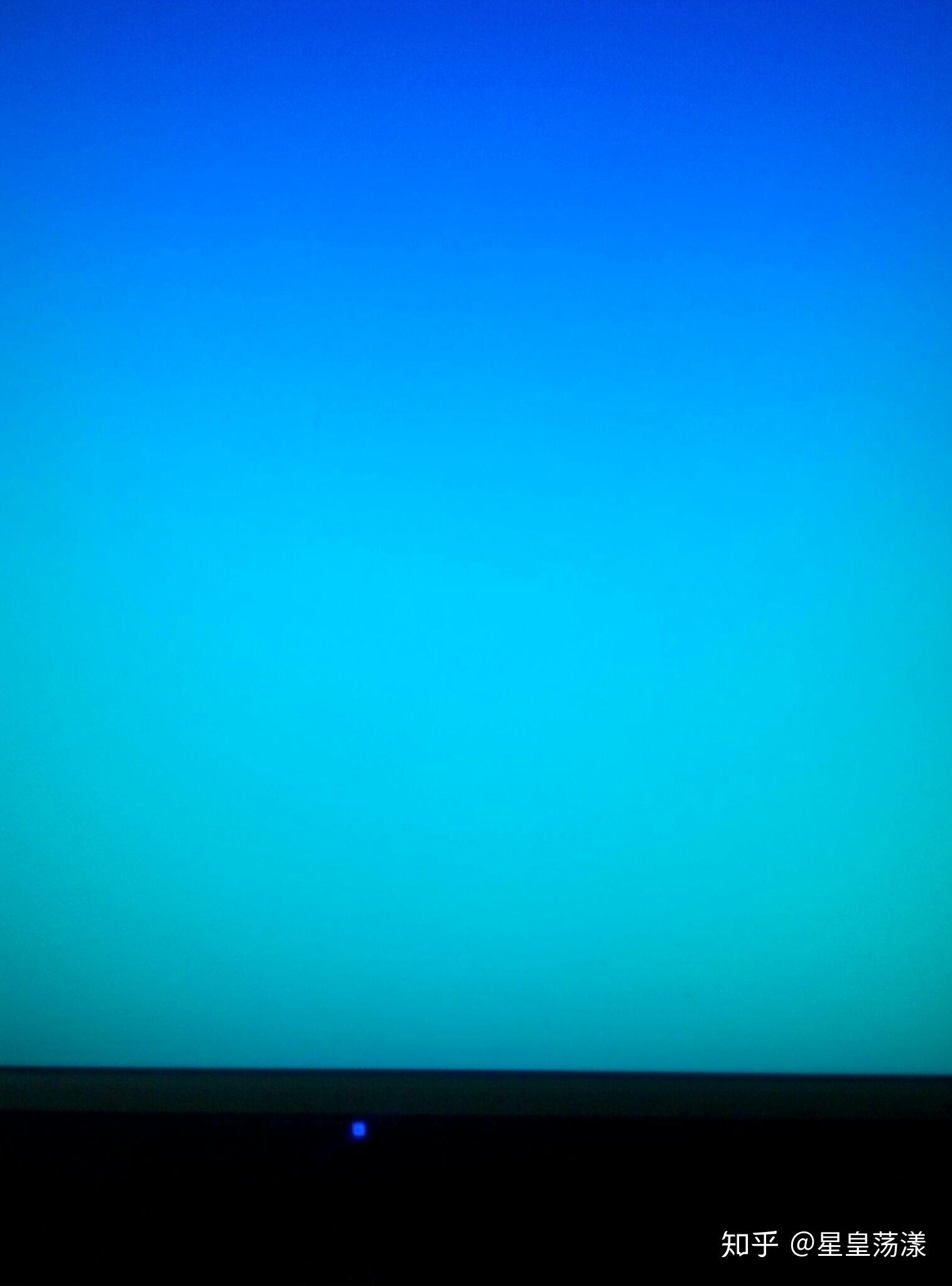 电脑屏幕出现淡蓝色是什么回事