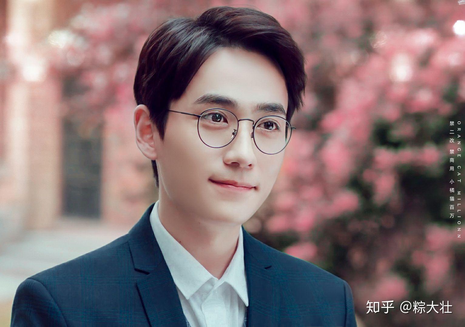 如何评价朱一龙颜值,我感觉戴眼镜比不戴眼镜好看?