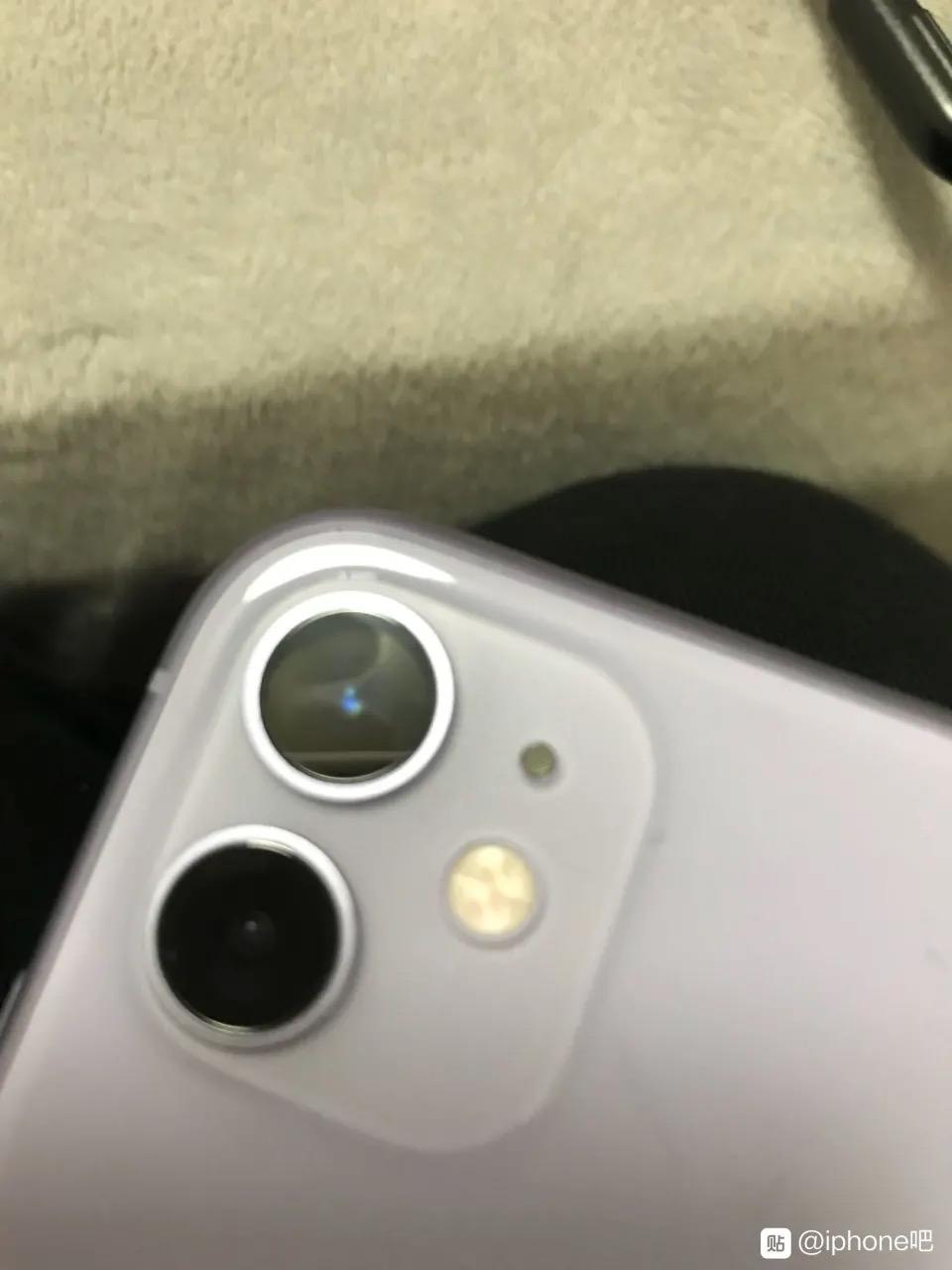 苹果11后面的摄像头镜片里出现白印咋回事