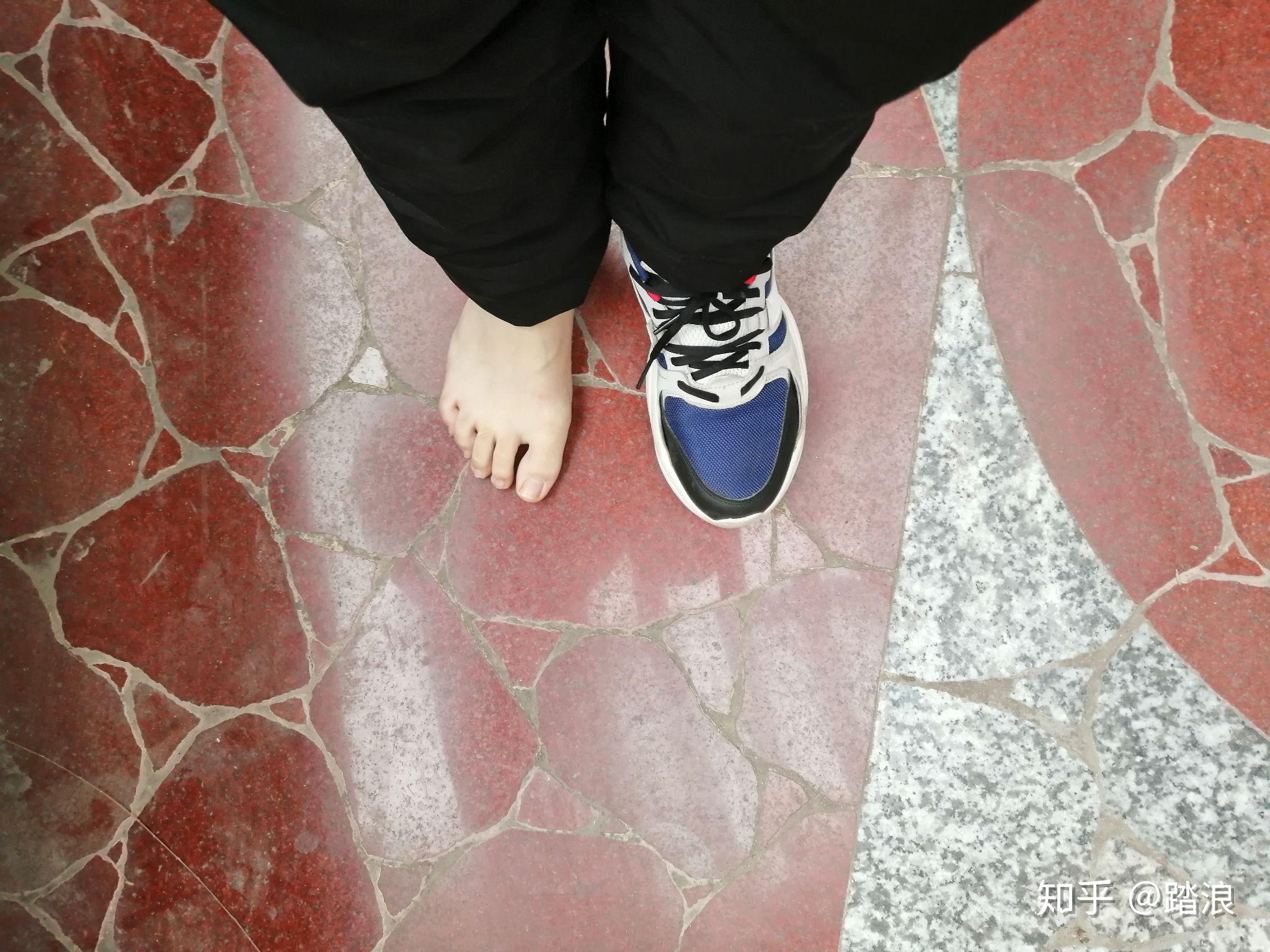赤脚上街走路是什么体验