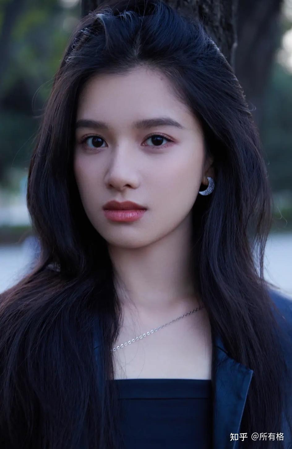 周也和张婧仪两名小花为什么常被作比较?以当今形式上看哪位小花将得到更好的发展? - 知乎