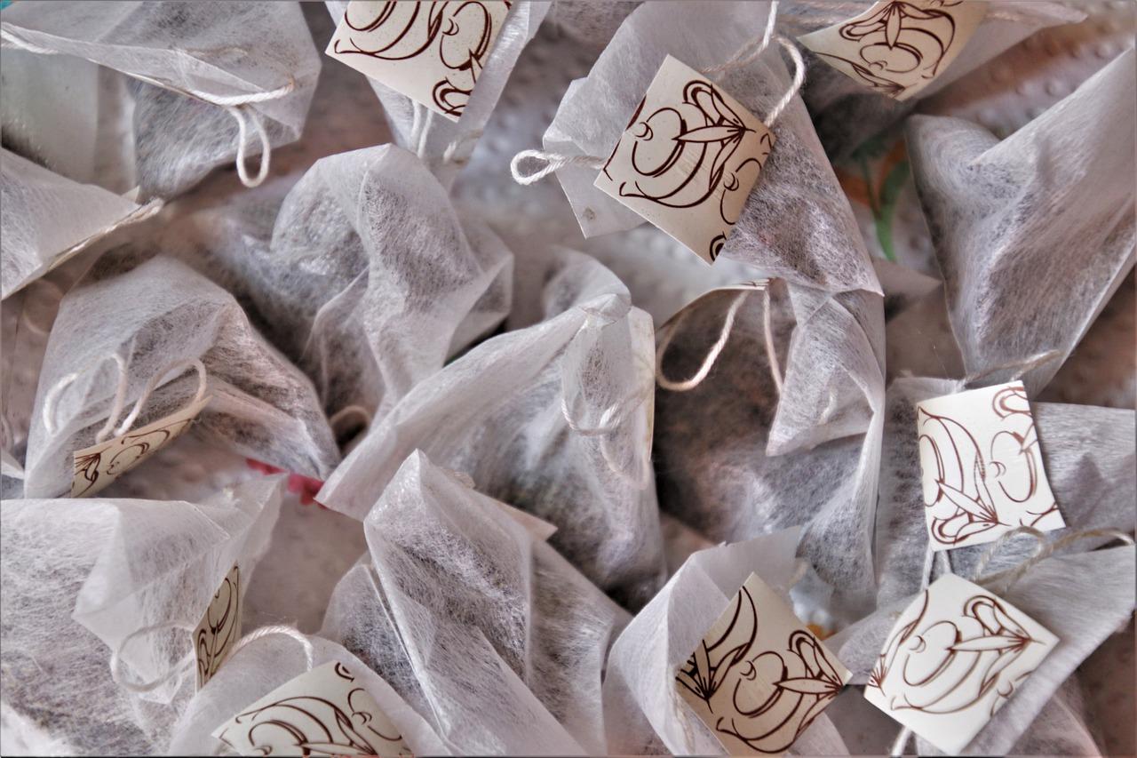 2. 红茶泡水擦拭