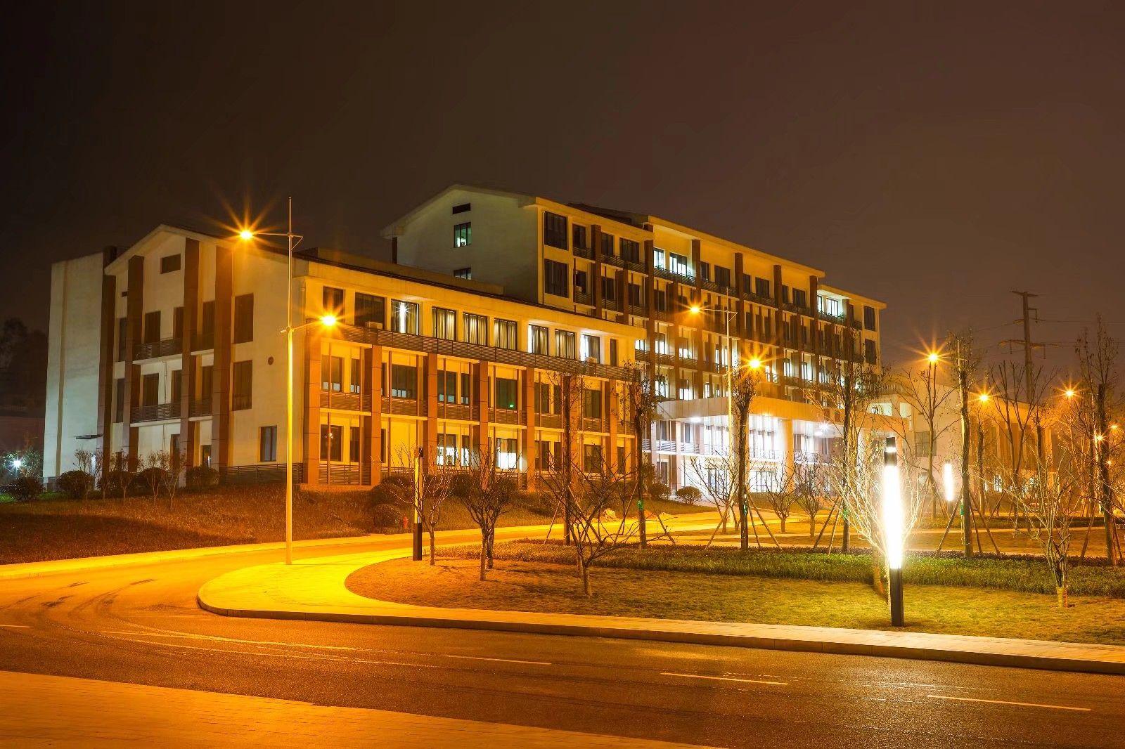 重庆财经职业学院各方面怎么样 求帮忙回答 .