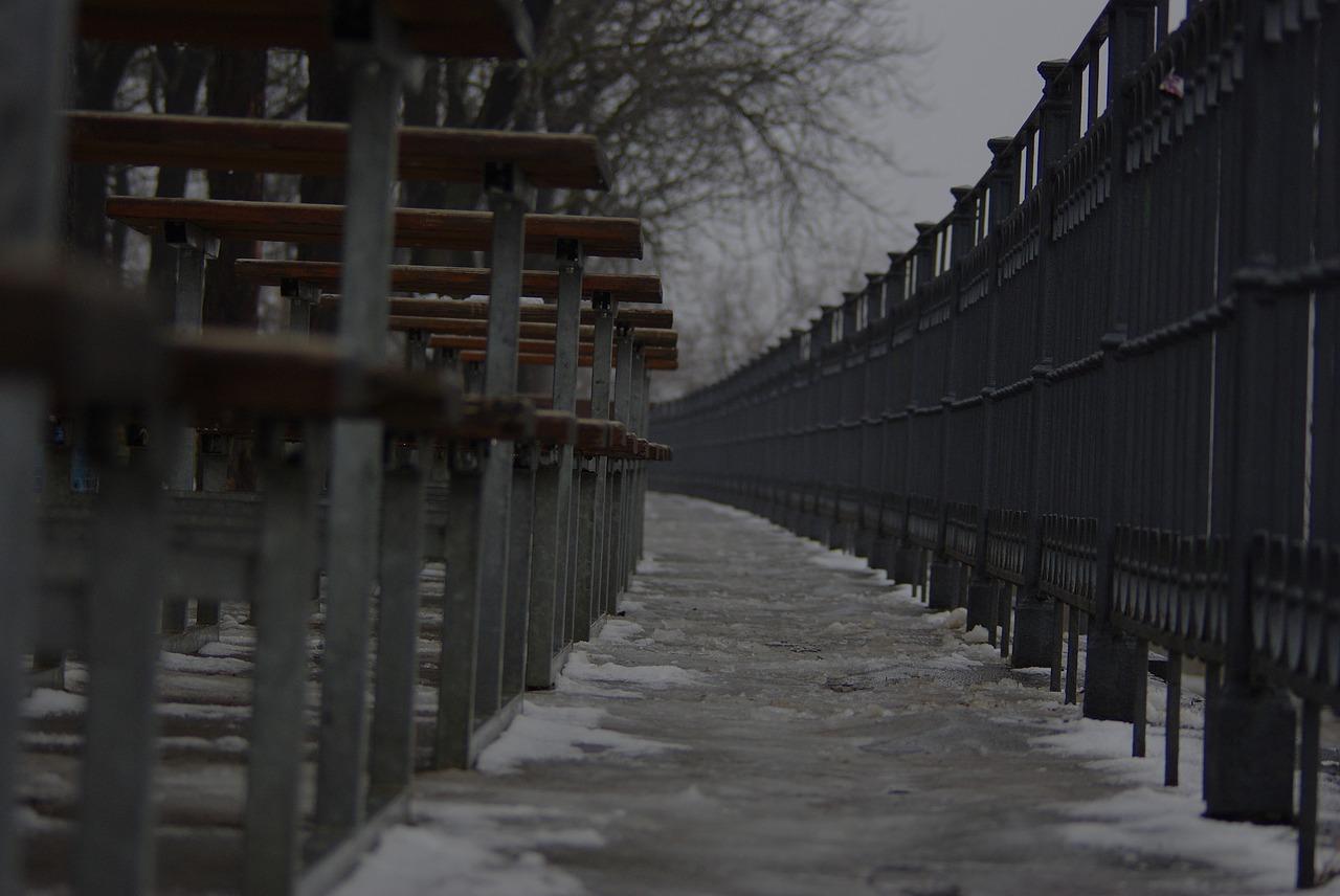 1. 座椅间距规范