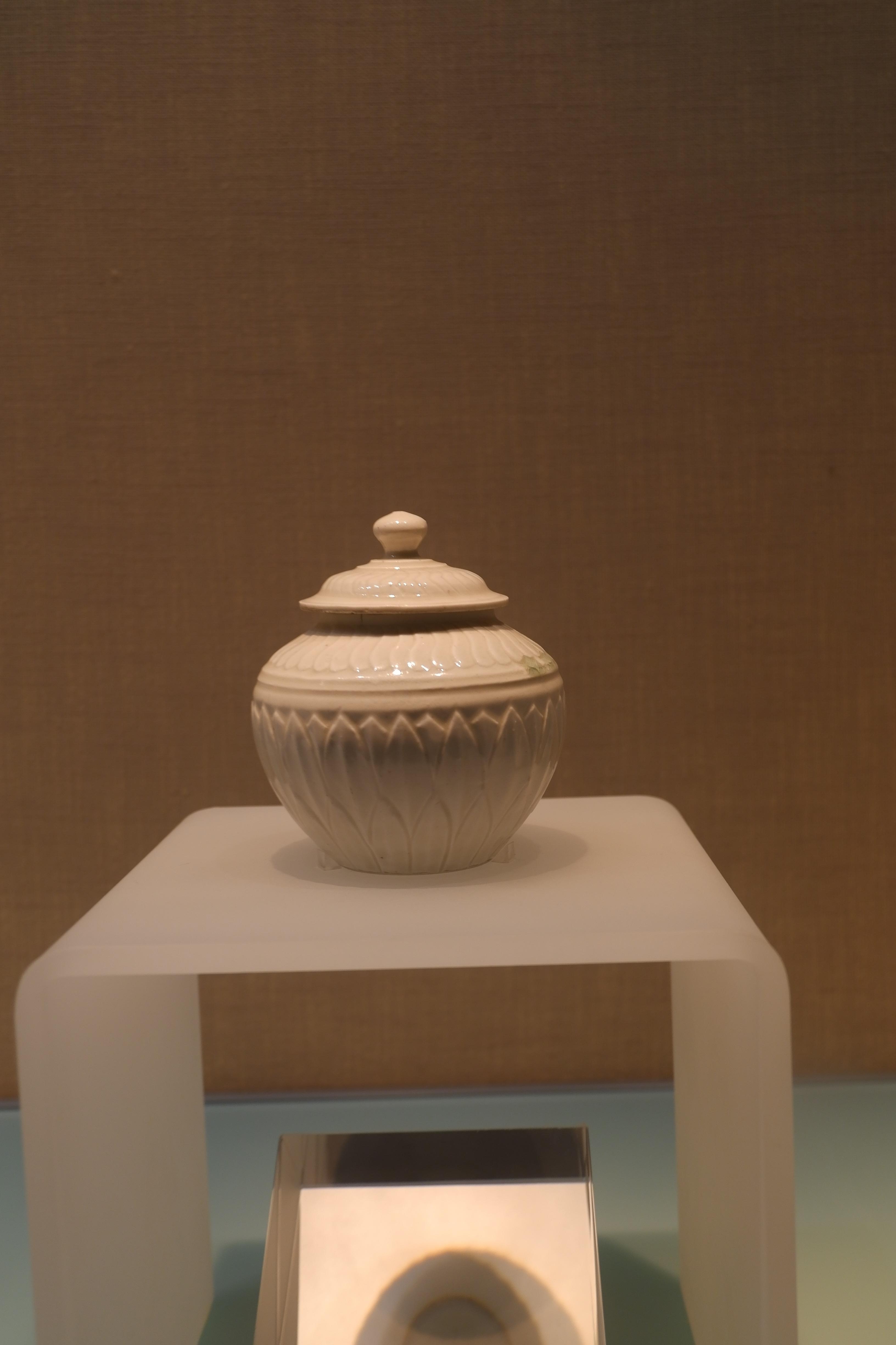 博物馆里的瓷器史”25北宋•定窑白釉刻莲瓣纹“官”字款盖罐，金•定窑白釉 