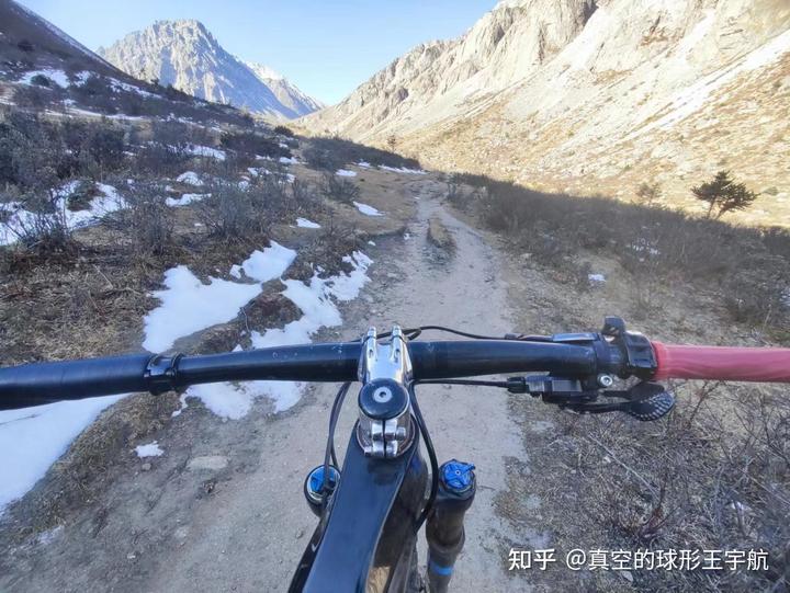 骑自行车上坡为什么比推着更累？