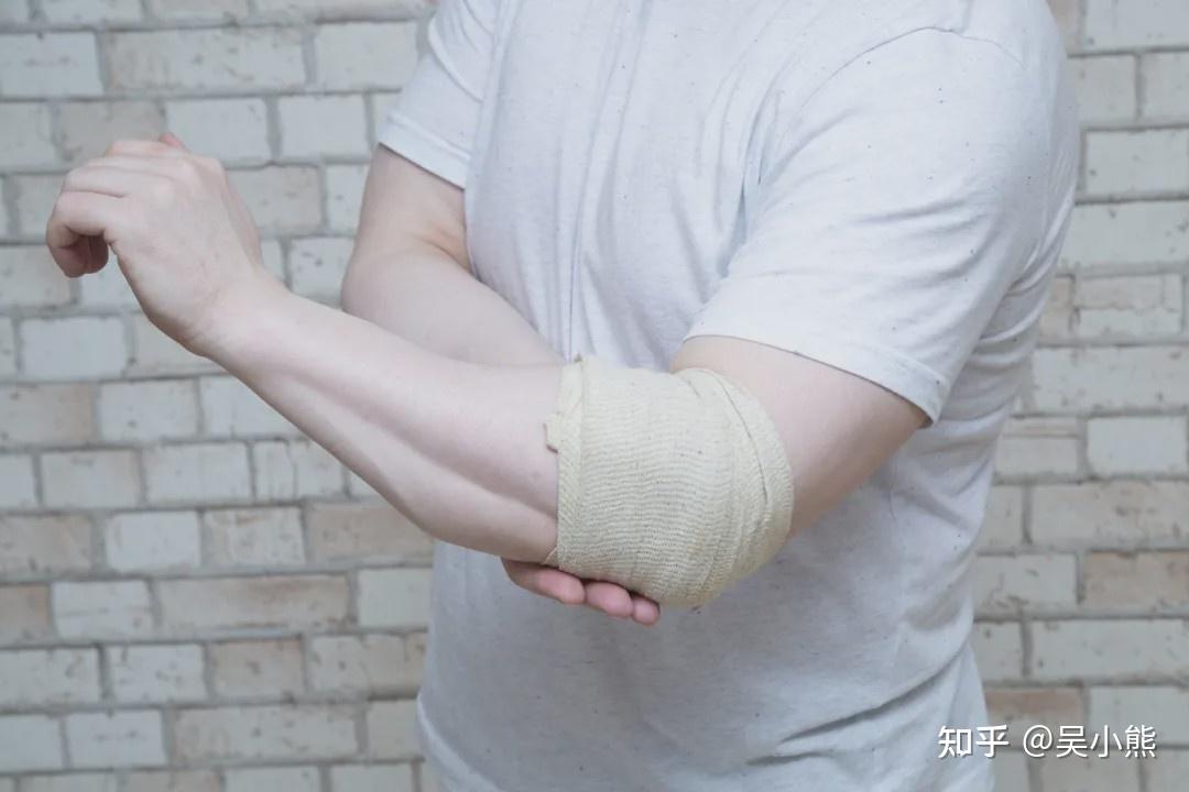 为什么胳膊伸直看起来是弯的