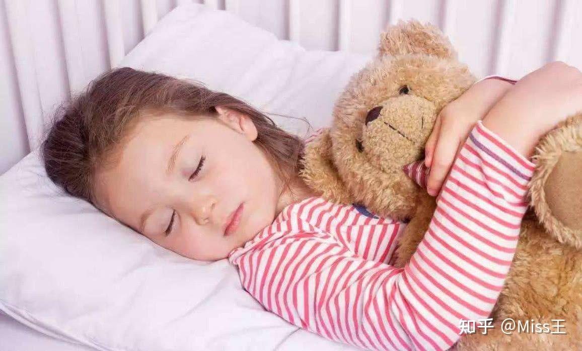 如何改掉宝宝抱着哄睡觉的习惯