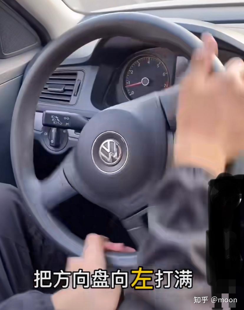 如何把握倒車入庫打方向的時機