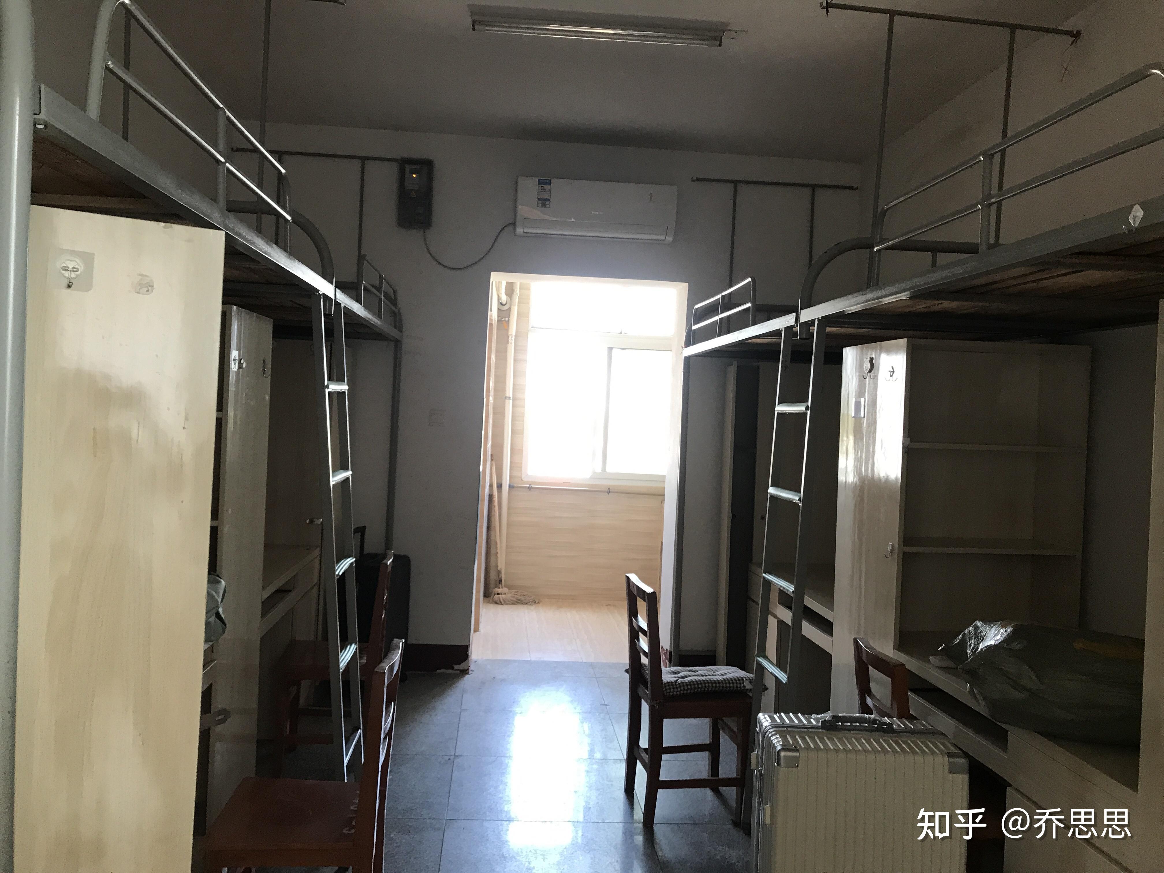 江汉艺术职业学院的宿舍条件如何?校区内有哪些生活设施? 