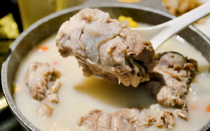 炖骨头汤时，牢记只用2种调料，骨汤浓白鲜香无腥味，3碗不够喝 - 知乎