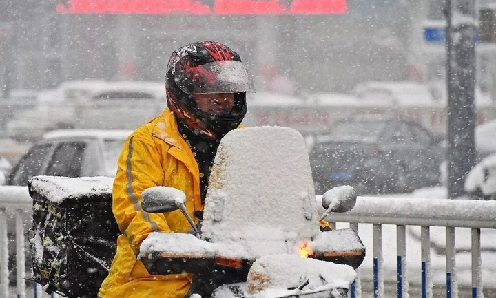 下雪天送外卖小哥图片图片