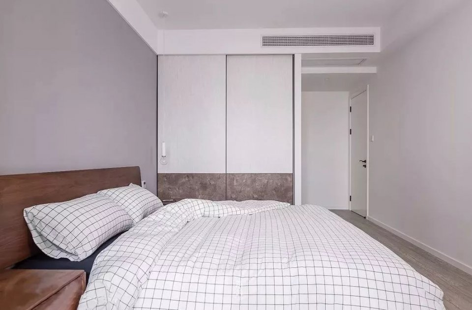 装修的时候准备做嵌入式衣柜把墙砸了做衣柜的时候发现一面墙2米的