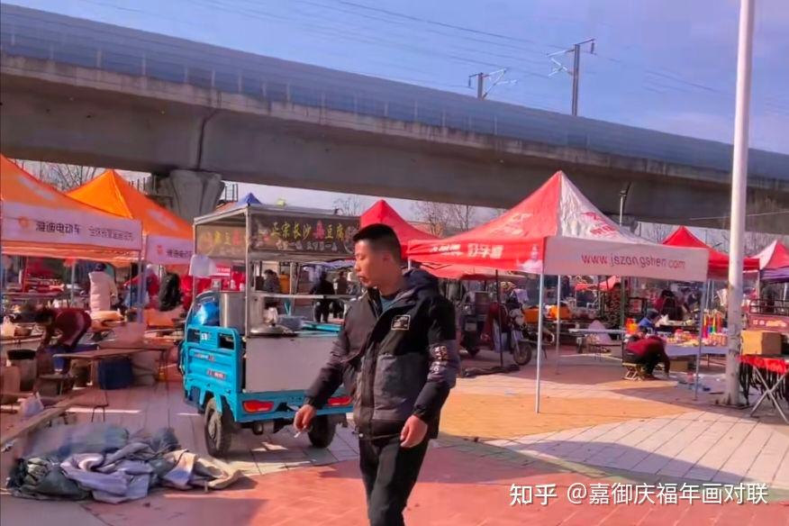 地摊经济是如何兴起的?农村地摊和城市地摊摆的东西有什么不同?每个季节应该摆什么样的物品? - 知乎