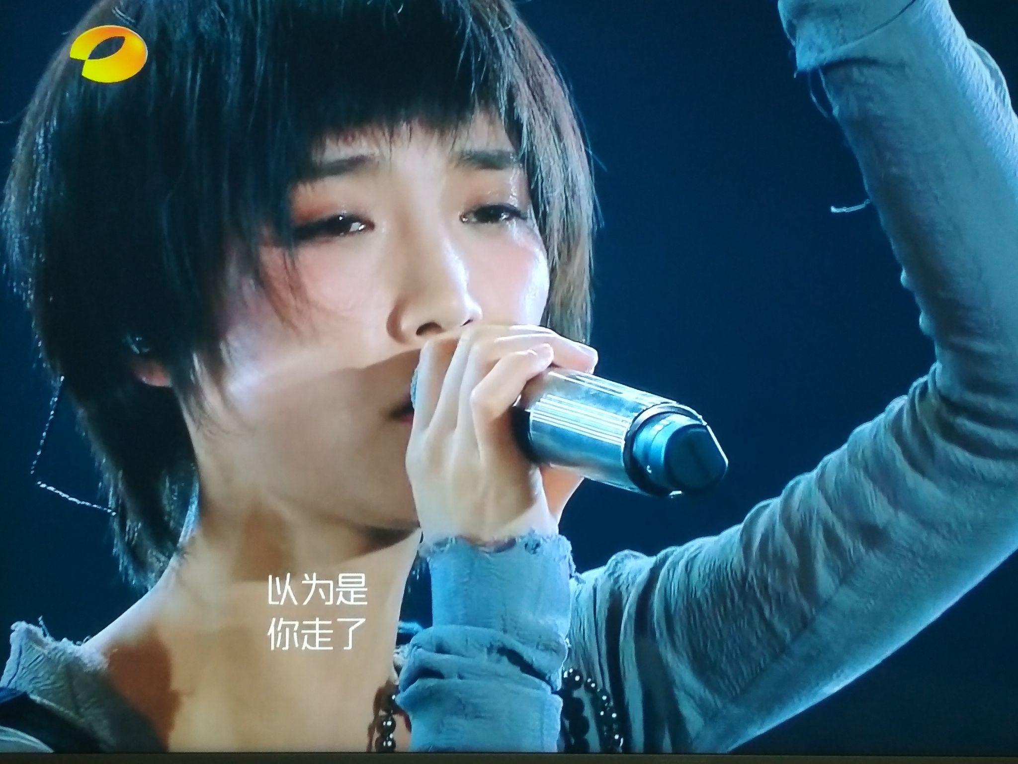 如何评价歌手2本期突围赛苏诗丁的红眼睛