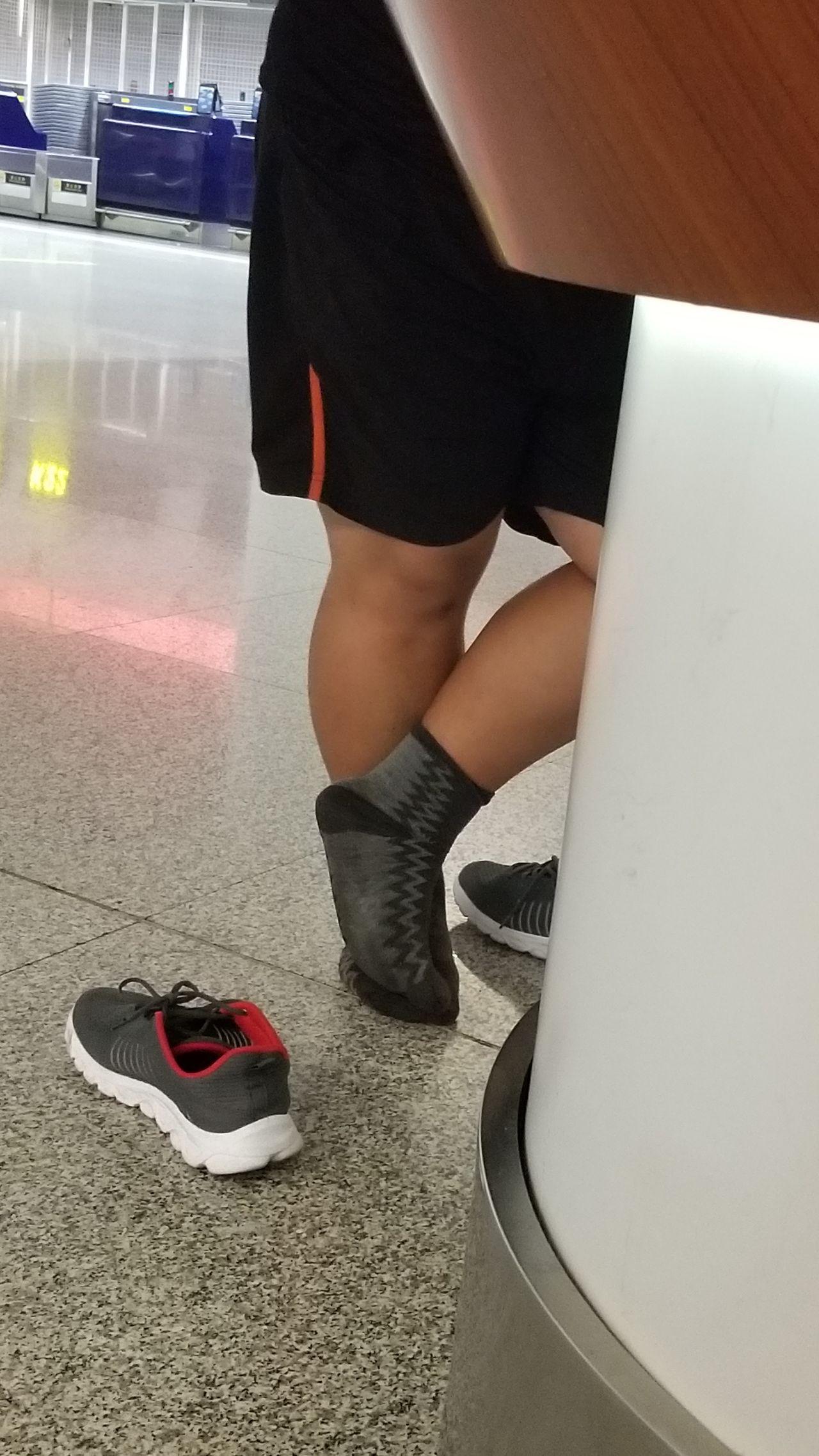 为什呢脚臭的人都喜欢在公共场所脱鞋即便别人很反感也无动于衷