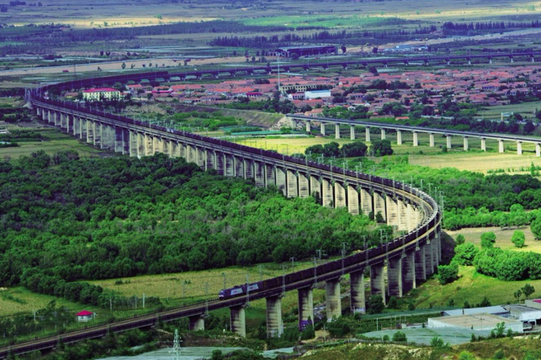 为什么要建大秦铁路运煤而不是直接在当地发电再通过输电线传输回来?