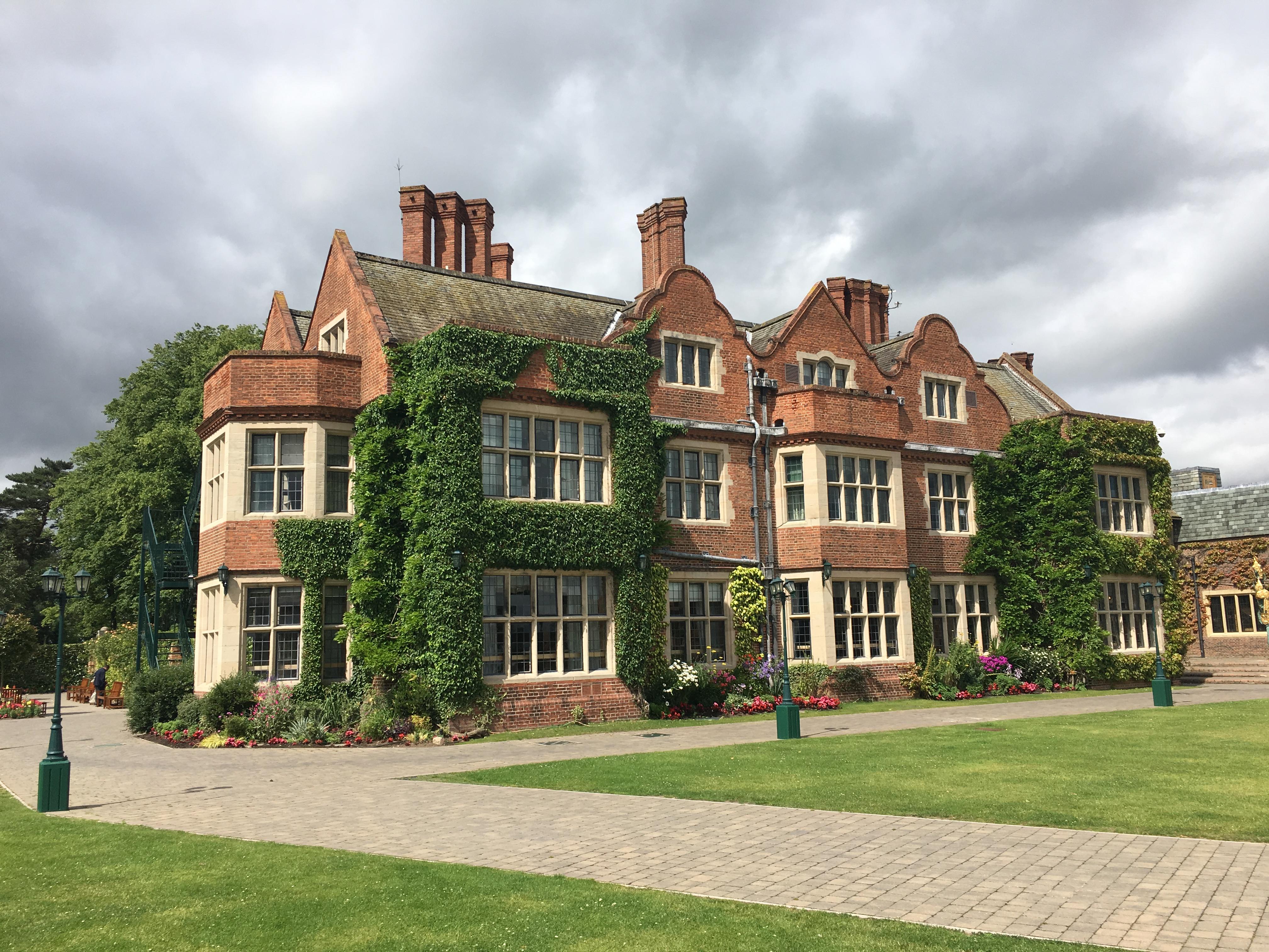 嚯,没想到qe是这样"凡尔赛"的英国私校!