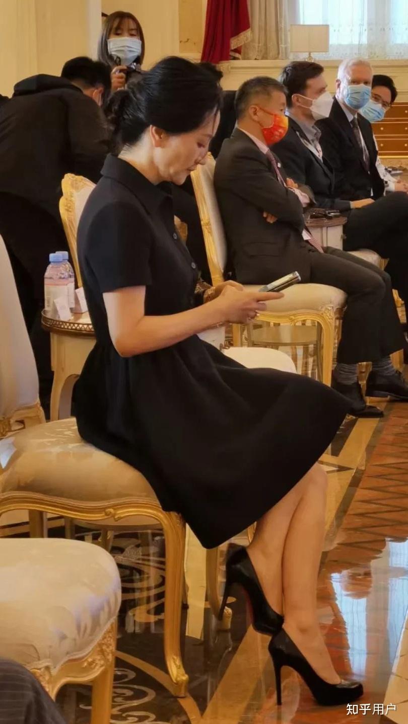 如何看待孟晚舟回国后的首次亮相,佩戴暗含「破茧成蝶」寓意的蝴蝶状