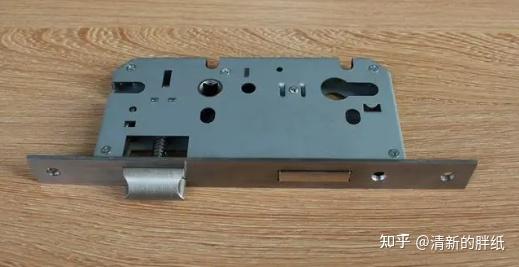 安装门把手锁 v2-99b822ea4148a711a70bba7d4843f383_r.jpg