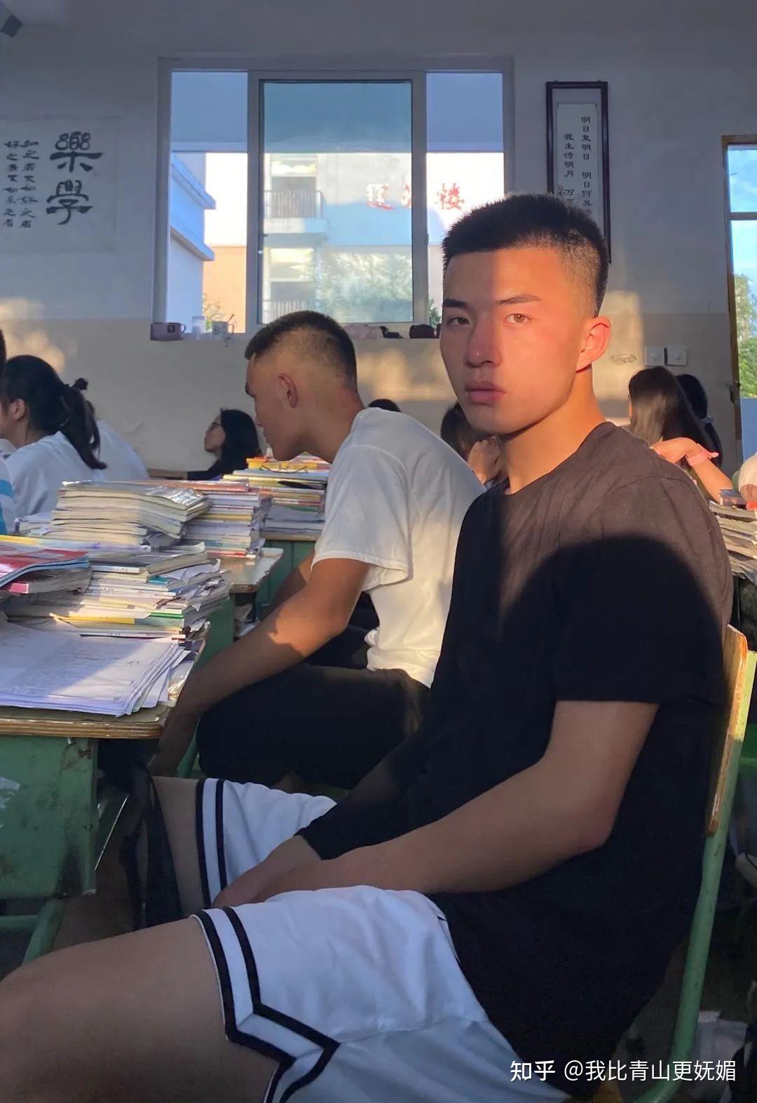 有无高中素人帅哥的照片晒出你们学校最好看的男生的照片跪求