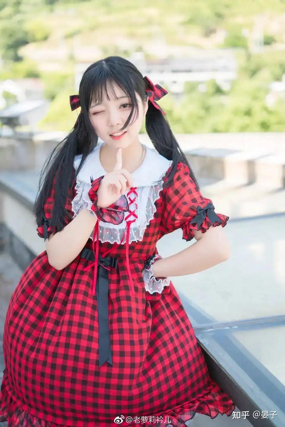 如何评价虚拟偶像「嘉然」近日在网上高频率上传自己的真人照片视频?