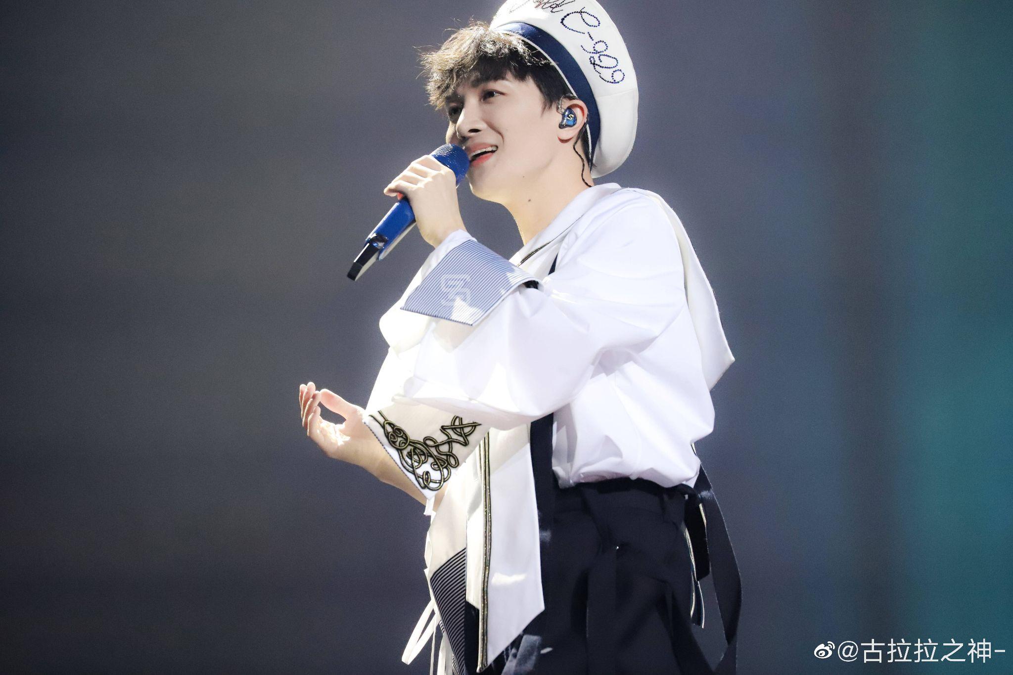 有周深的壁纸吗