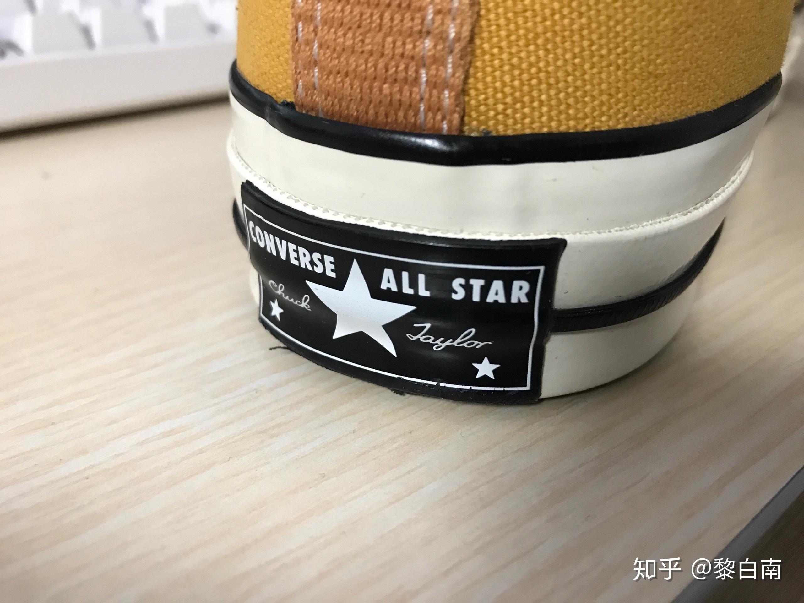 匡威1970s酒红后跟的标上的字是凸出来的吗