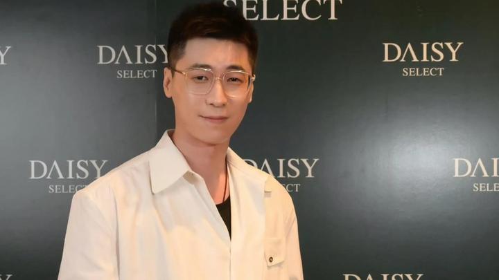 雷竞技资讯rng老板宣布不会再投一分钱直播拍卖假奖杯赚钱