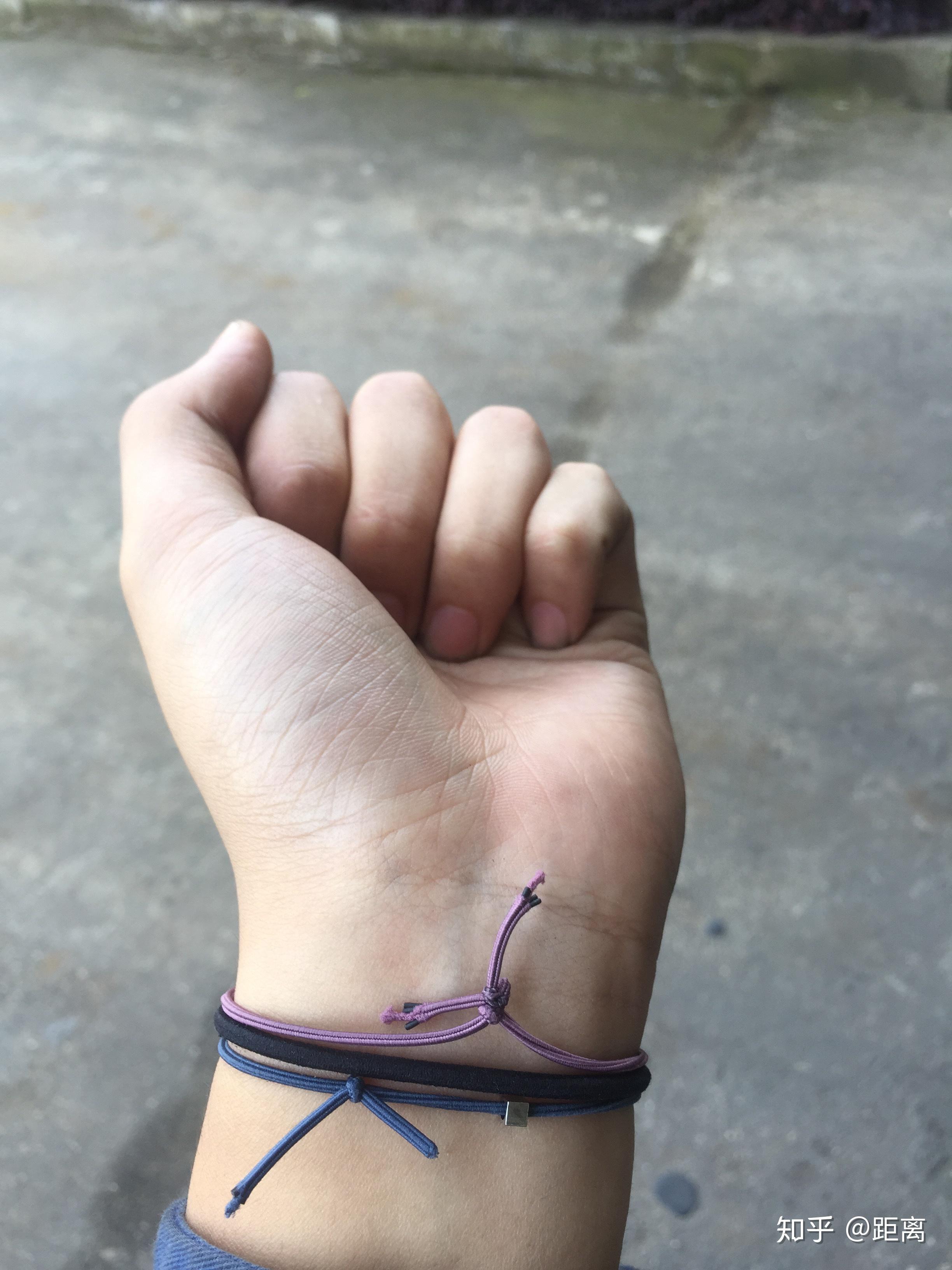 男生手上戴了皮筋是什么意思