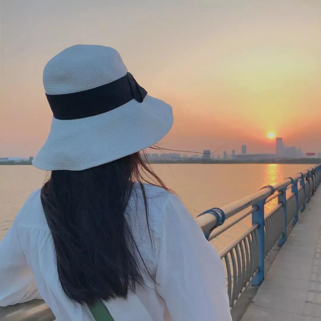 qq上一个人的背影的头像求推荐