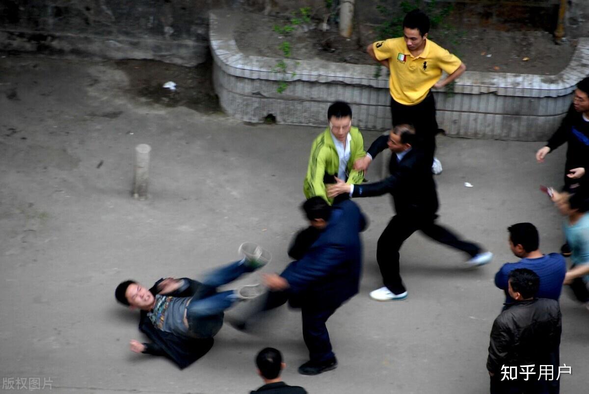 打架了警察说是互殴叫去调解协商该不该去