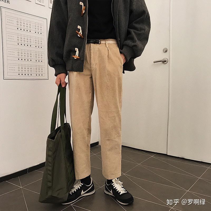 题主男生咖啡色灯芯绒裤子搭配什么鞋子和衣服
