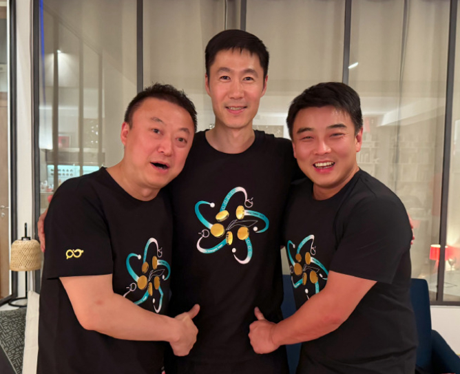 王励勤马琳王皓巴黎庆功合影,包揽5冠喜笑颜开!