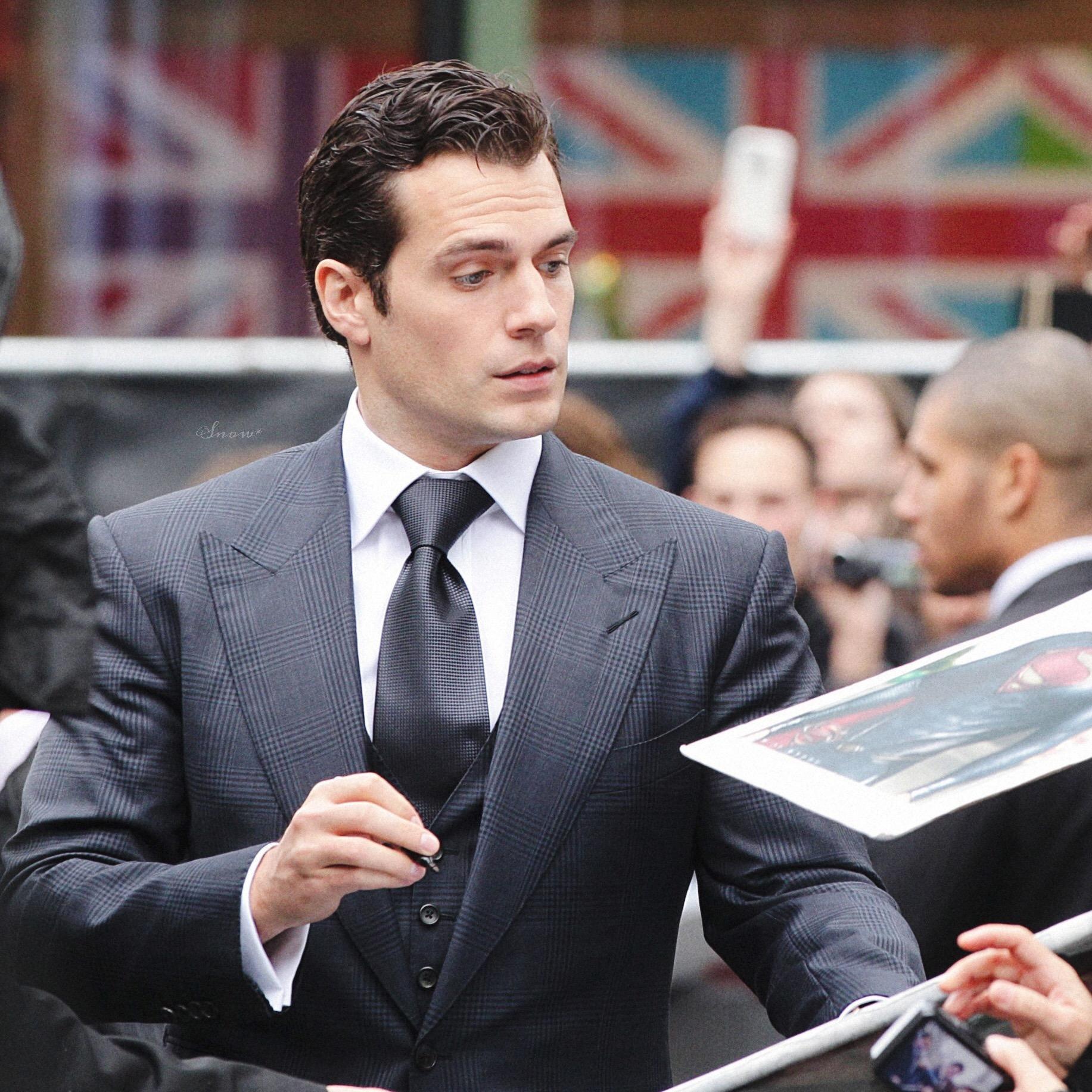 如何评价现在这一版的超人演员亨利卡维尔的样貌注意仅仅是外表不涉及