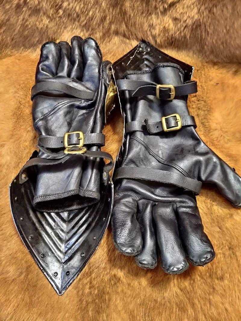 欧洲古代盔甲中的铁手套的手心部位是皮质的还是铁质的还是裸露皮肤的