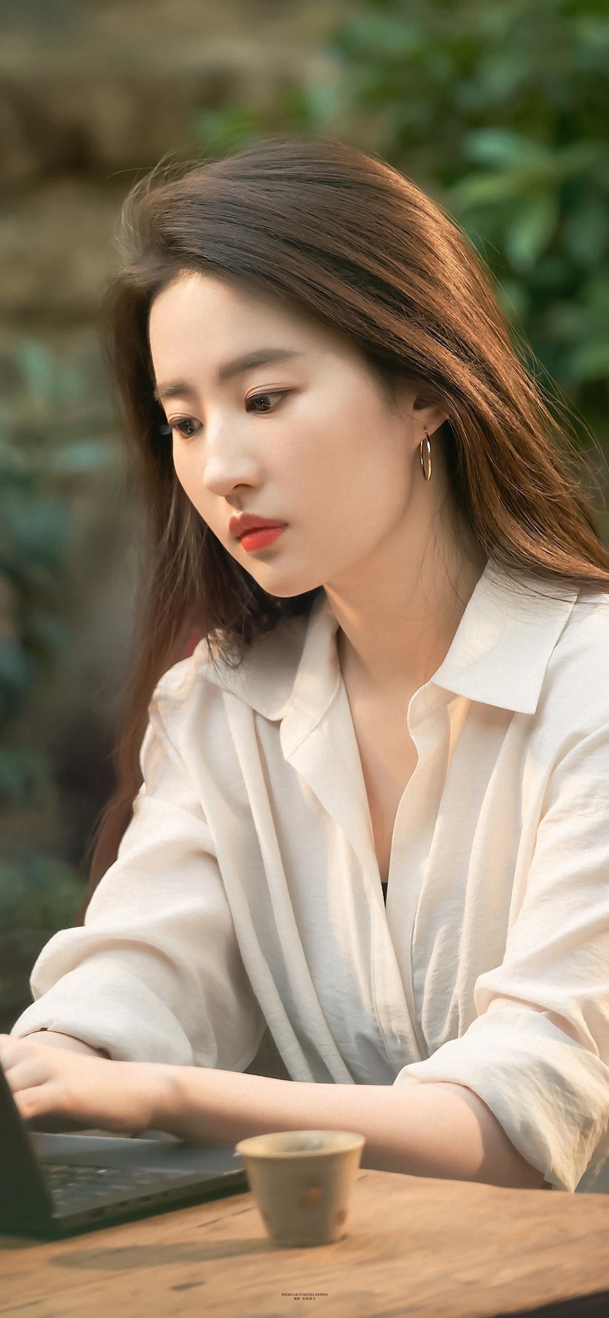 如何评价女明星刘亦菲?