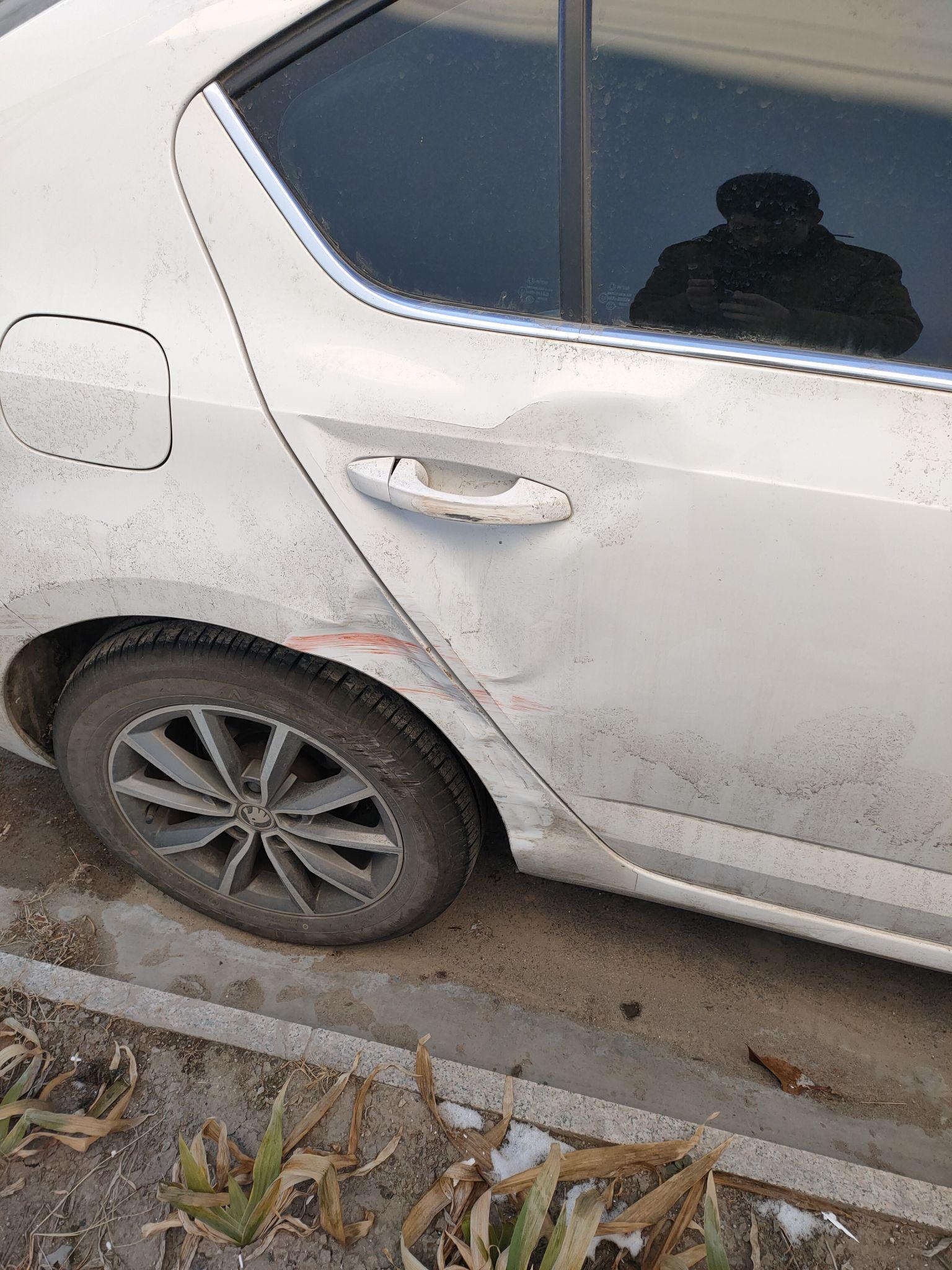 车门撞凹陷了在后车门边框修下大约多少钱