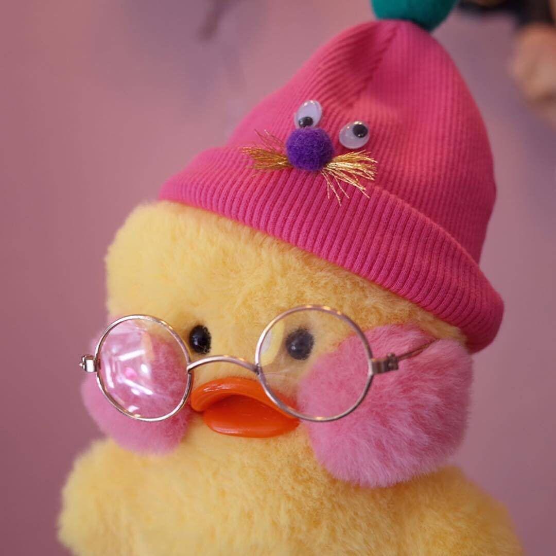 这只打了3d立体腮红,头上带了小帽子,香肠嘴,绿豆眼超可爱的小黄鸭叫