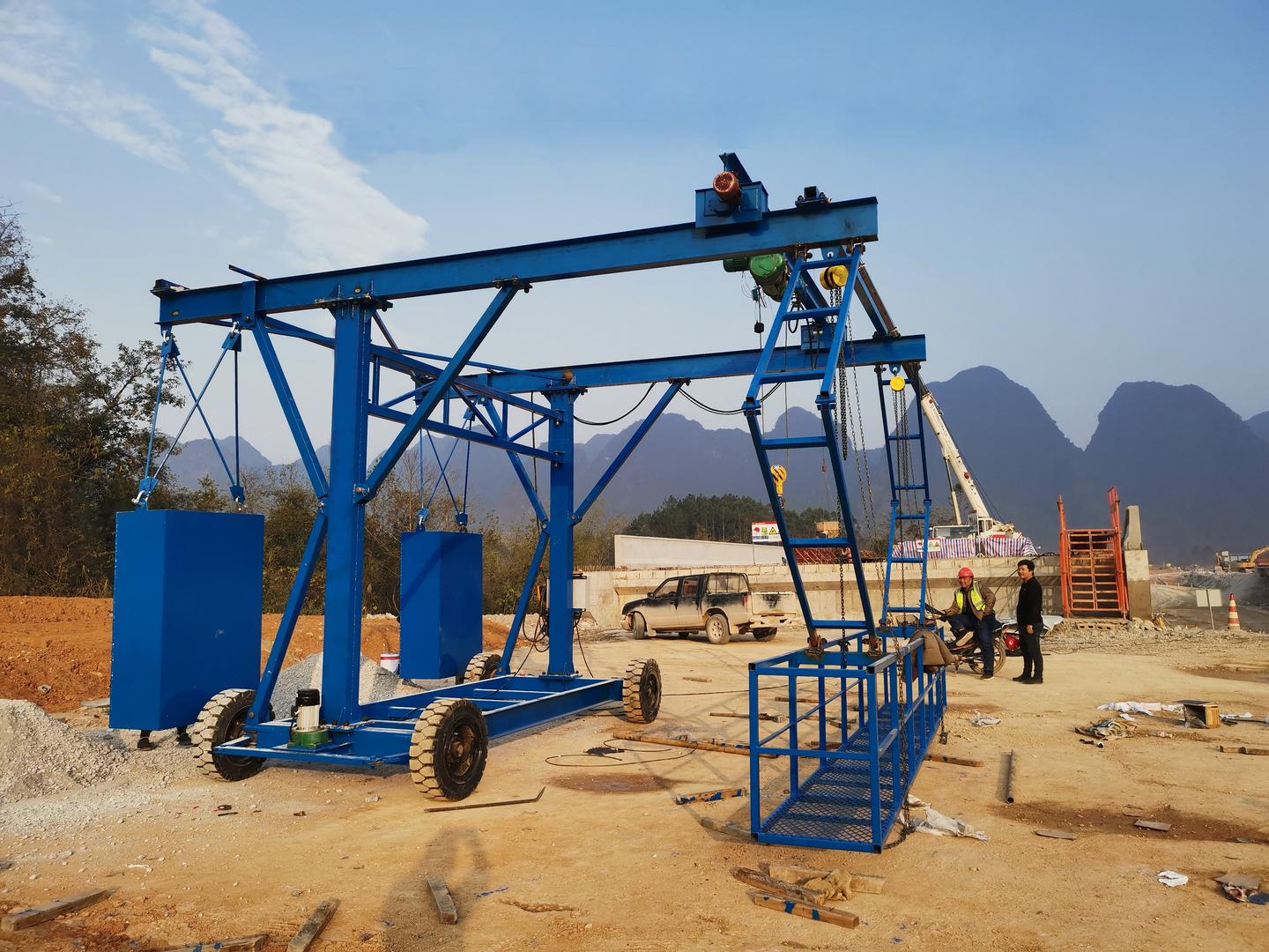 桥梁防撞墙施工台车混凝土防撞墙模板拆装台车