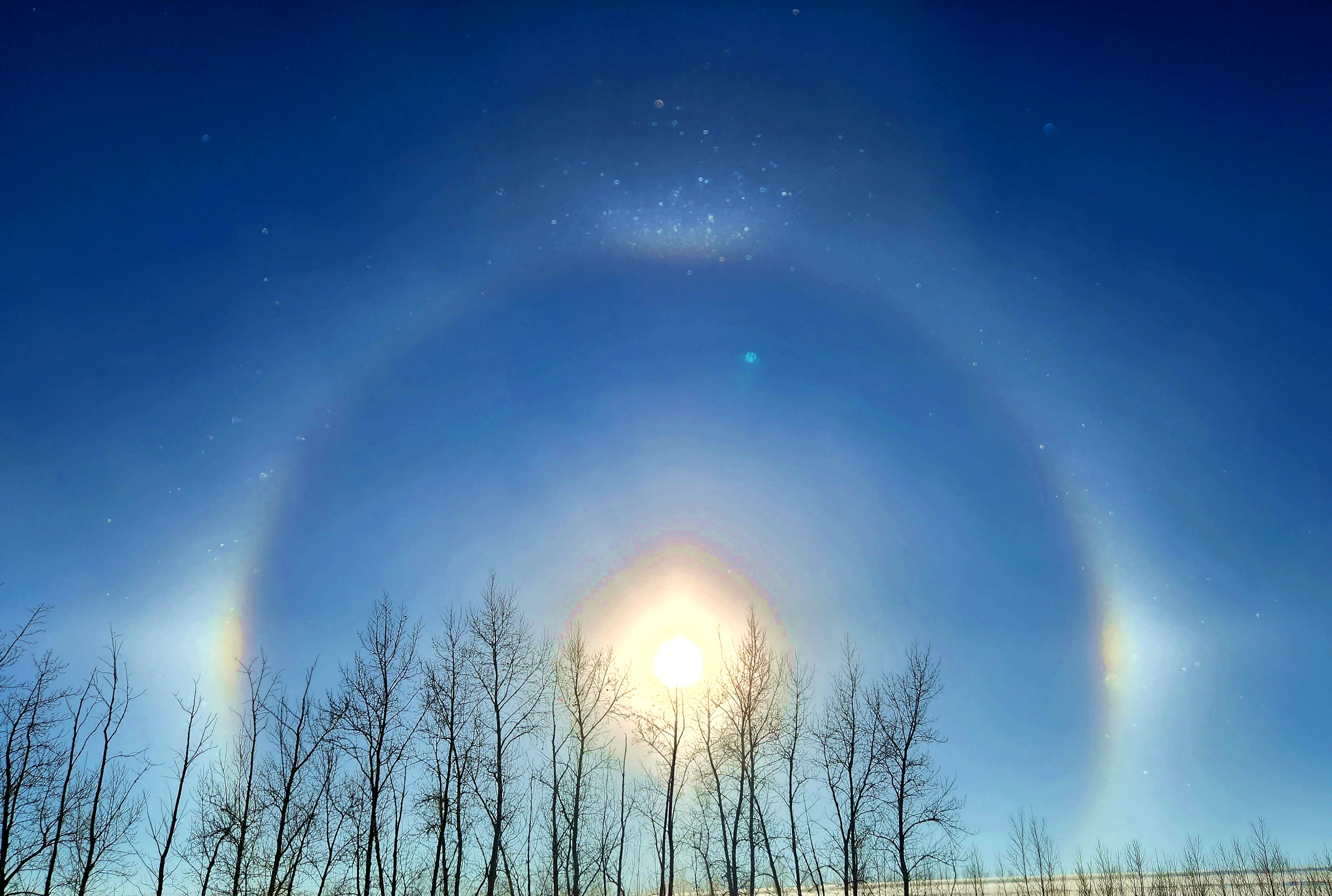 内蒙古呼伦贝尔出现「幻日」景观,天空中如同出现「三个太阳」,这是