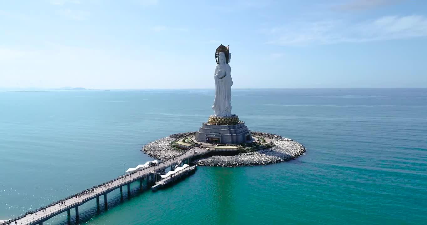 以佛教文化为主题,拥有众多寺庙,佛像和美丽的自然景观