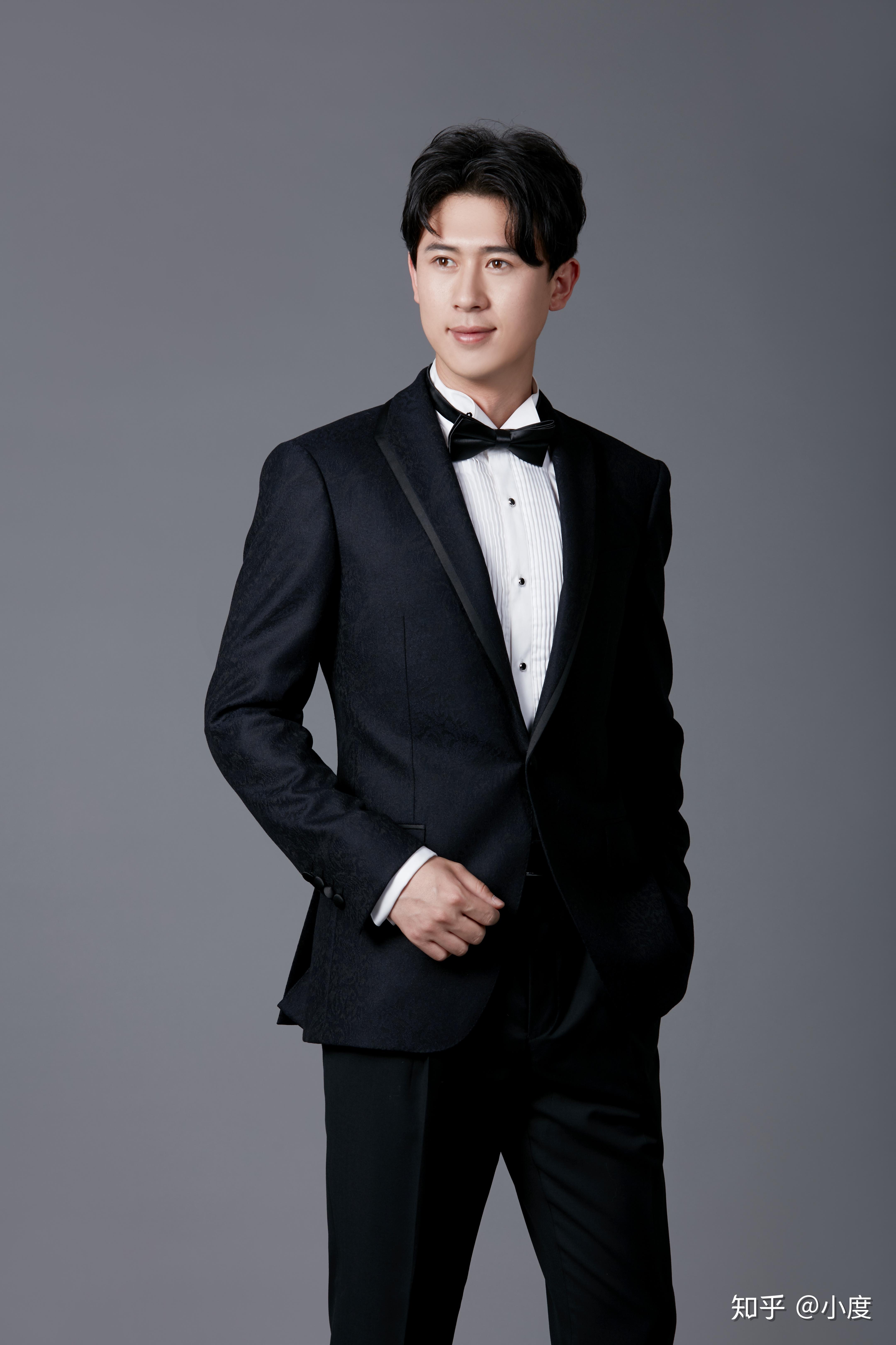 新郎结婚时佩戴领带还是领结呢