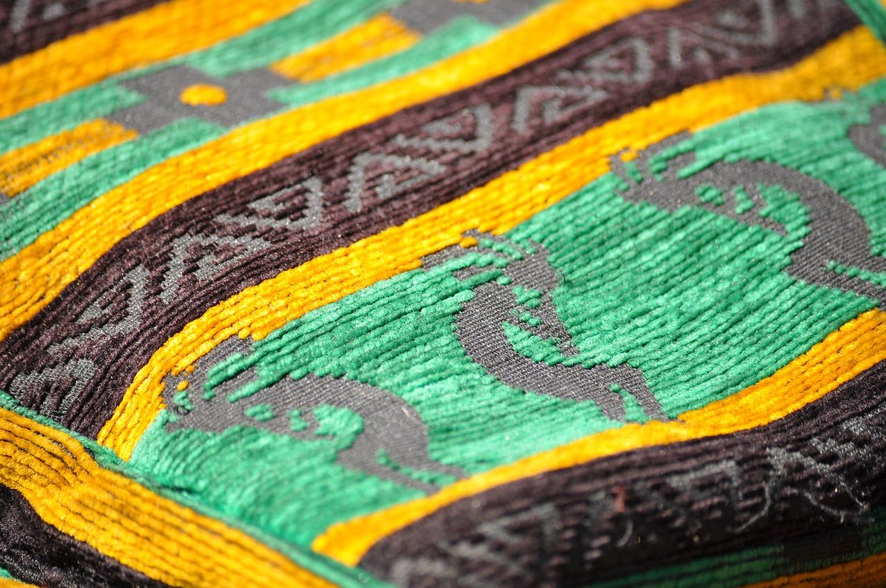 3. 织锦色彩丰富