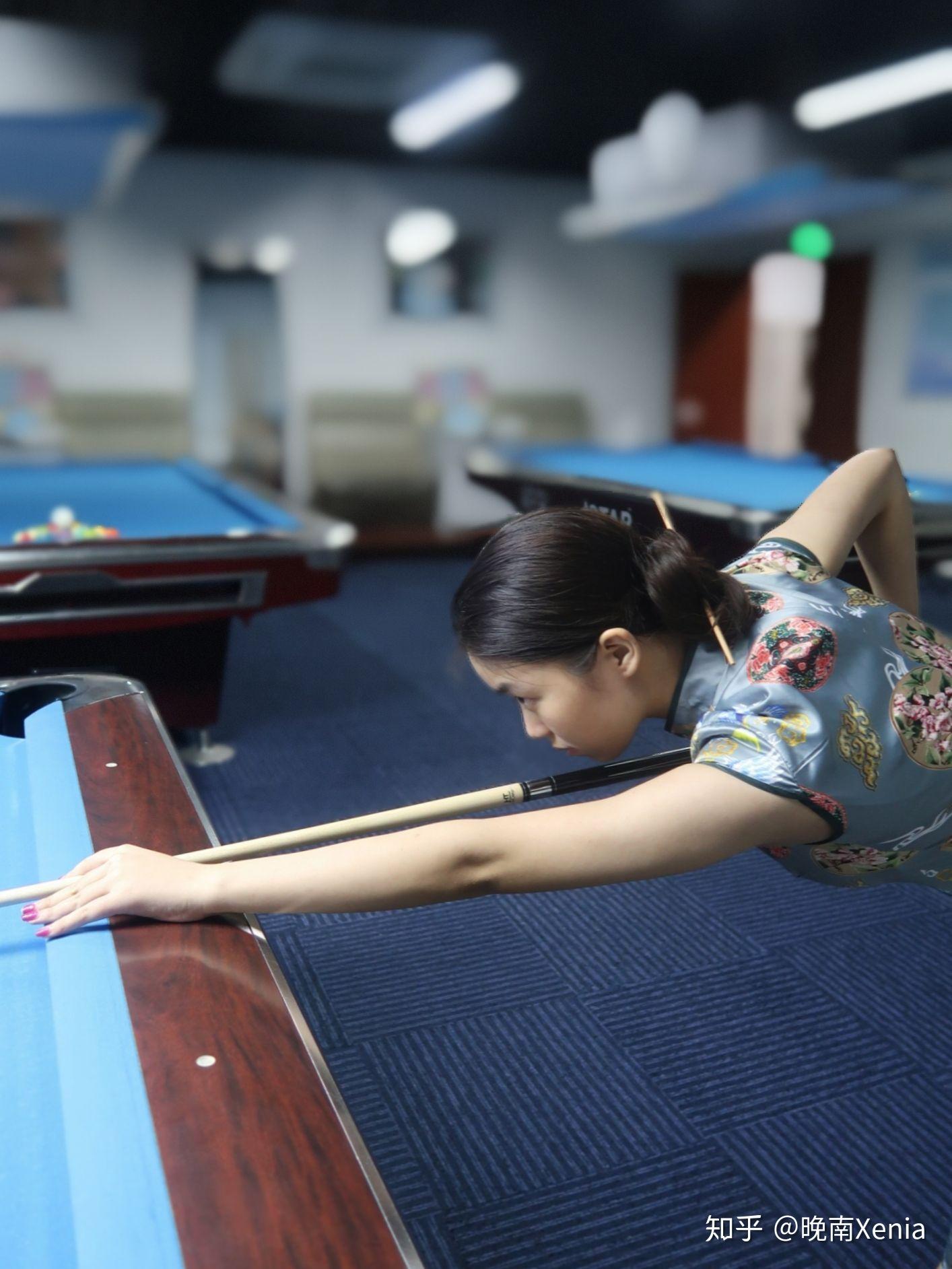 女生打台球穿什么衣服更吸引人