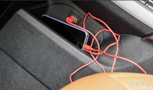 吉利博越2021百万款点烟器在哪