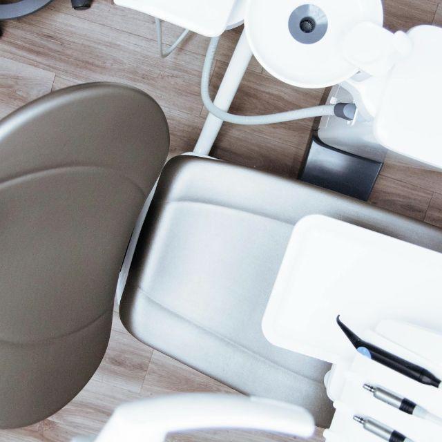 牙齿是 tooth ，医生是 doctor ，那为什么牙医不是 tooth doctor ，而是 dentist ?