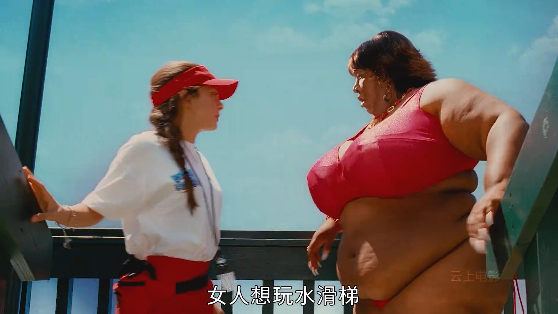 胖女孩玩水上滑梯,结果直接飞了出去!