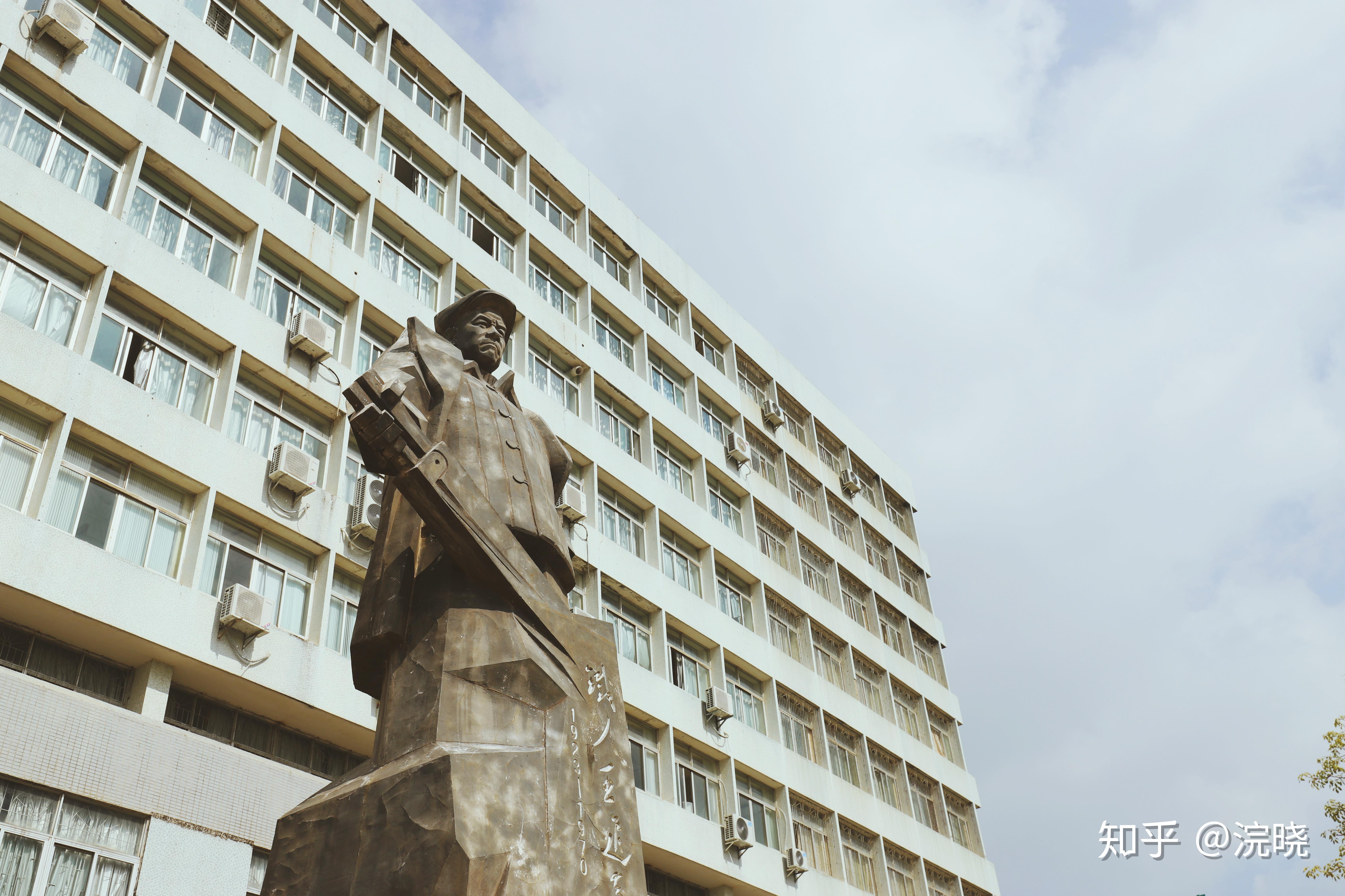 广东石油化工学院封校图片