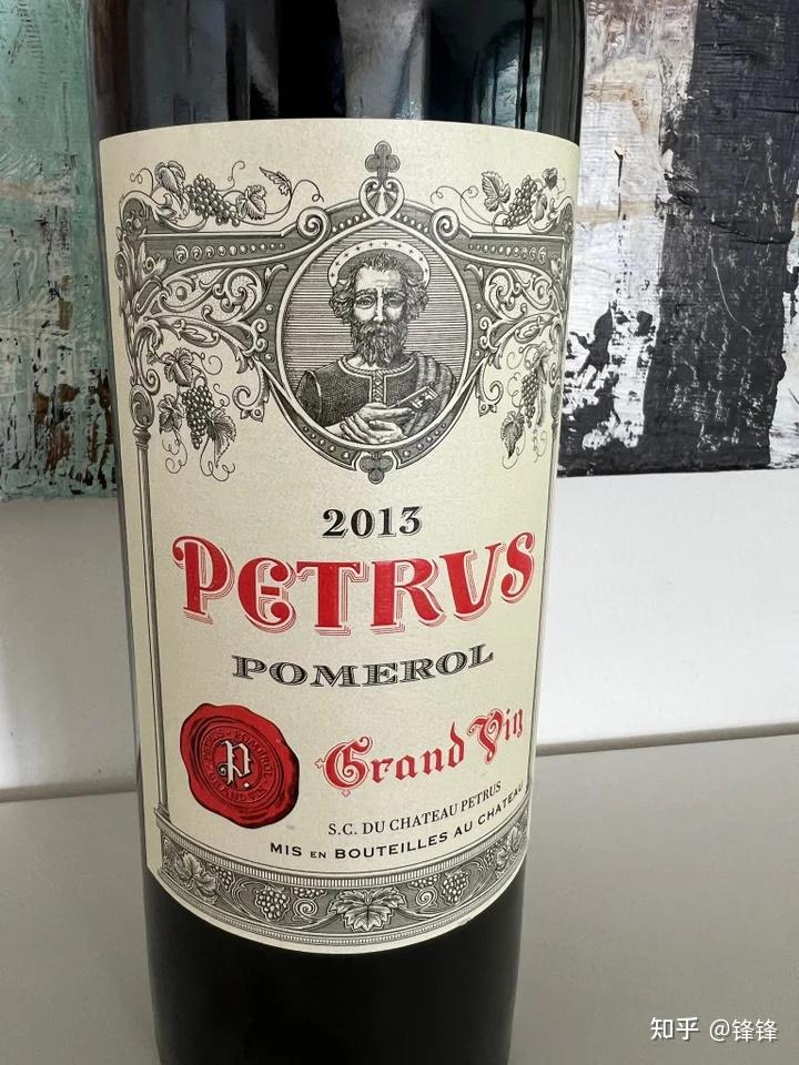 如何描述柏图斯庄园红葡萄酒的口感和香气?